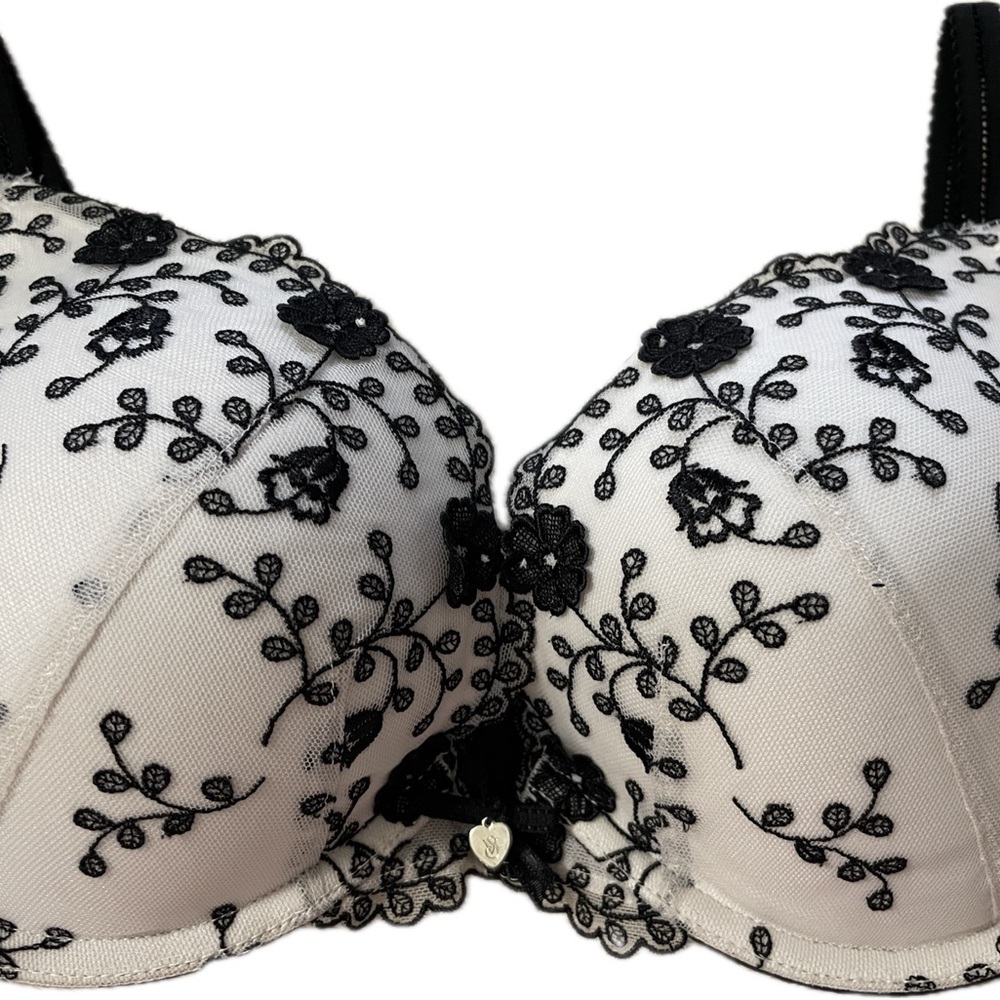 **SOLD** NOT FOR SALE Victoria Secret “Body by Victoria Push Up” Bra 💋